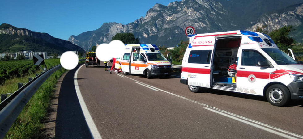 Auto centra un ciclista. Grave incidente verso Arco